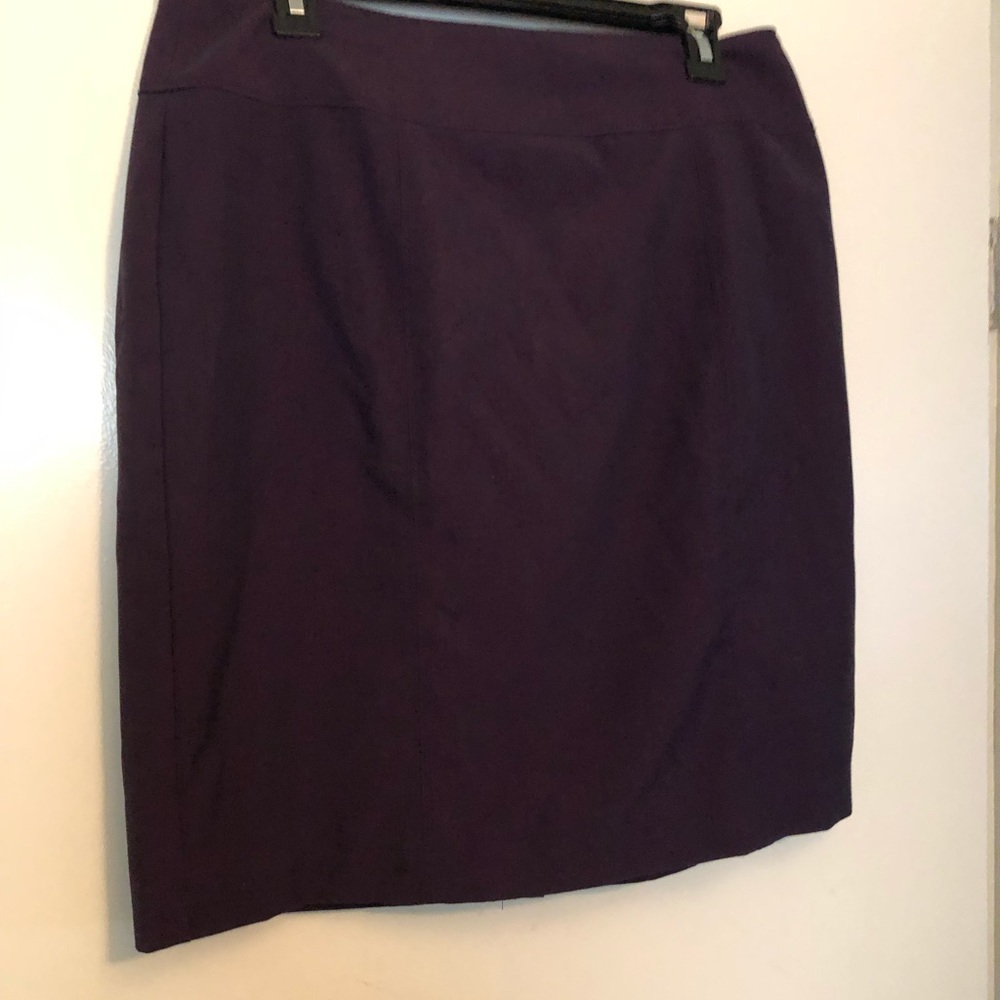 Plum pencil skirt. Worthington. Size 14.